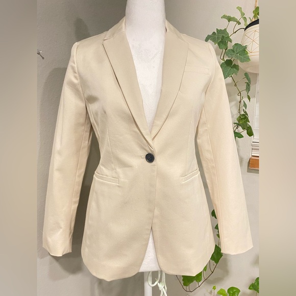 Banana Republic Jackets & Blazers - Banana Republic Cream Tailored Blazer long and lean- fit washable Bi-stretch 4